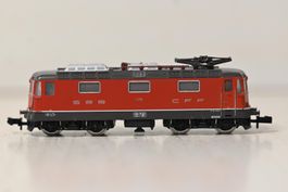 Re 4/4 Rot Trix Spur N , ein Puffer fehlt ohne OVP , läuft