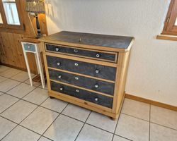 Antike Kommode – Holzcharme & Kellenstruktur-Finish