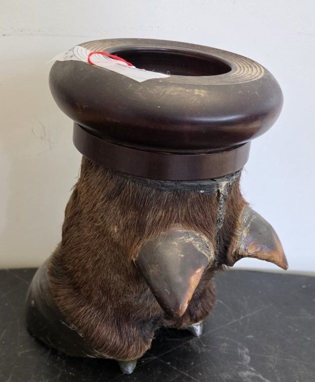 Aschenbecher: Aschenbecher, der aus dem Huf eines Kaffernbüffels – Gebraucht aus Flums von Flumsantik 2