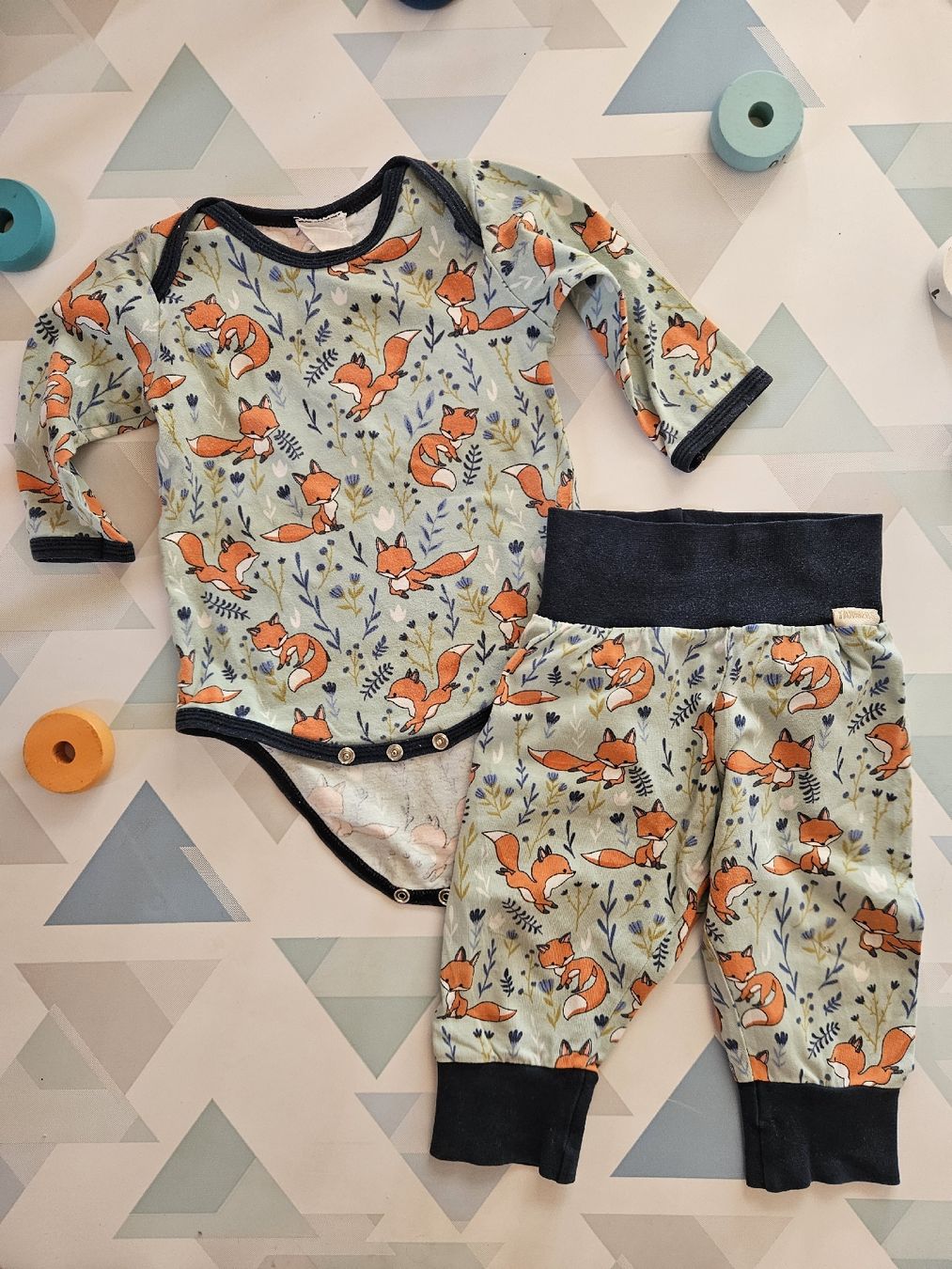 Kleiderpakete & -sets: Set Body und Hose Gr. 74 – Gebraucht aus Worb von jun_fj8w