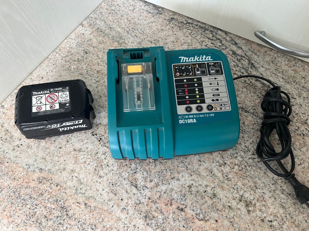 Makita Ladegerat Leuchtet Rot Und Grun
