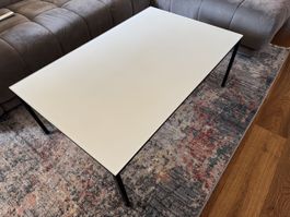 Moderner Couchtisch mit Milchglasplatte