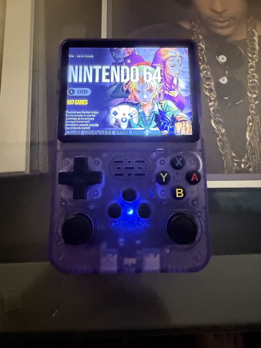 Console: Retro Handheld Game Console R36S lila – Usato da Kloten venduto da Thobu1