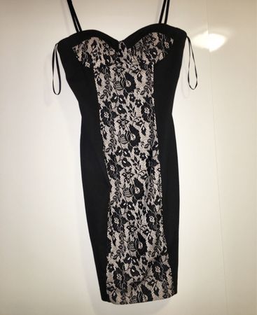 Schwarzes Spitzenkleid mit Pushup & Reissverschluss