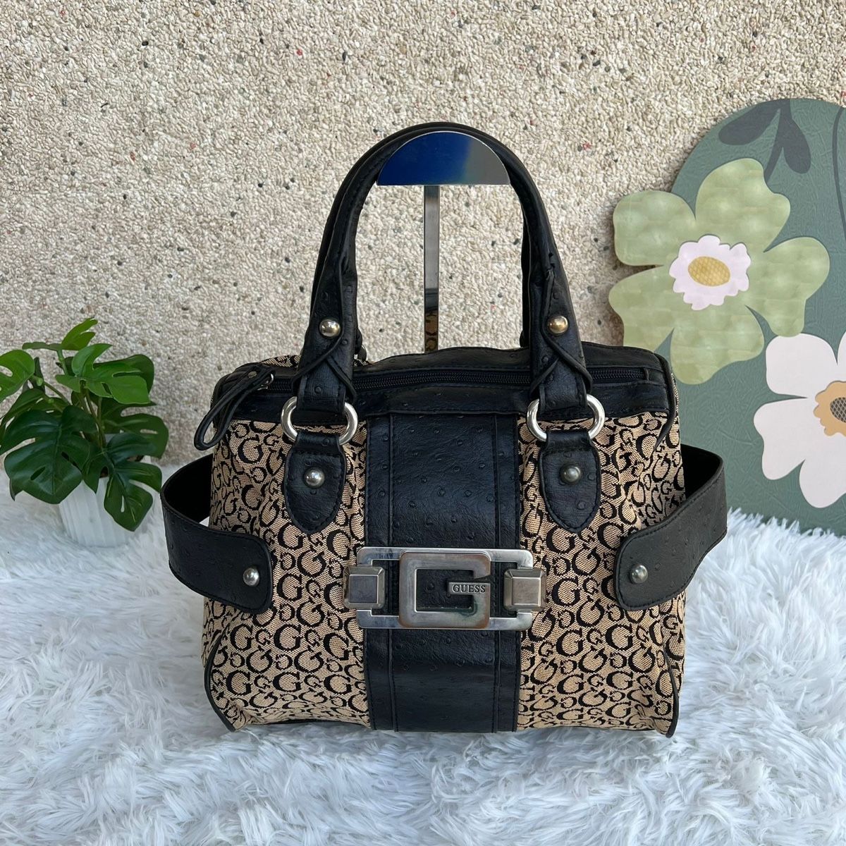 Guess Borse da donna: Guess Handtasche, mittlere Grösse – Usato da Eggenwil venduto da CNSRVINTAGE