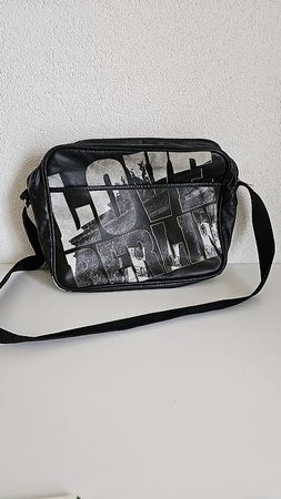 Coole Umhängetasche "Love Berlin" schwarz weiss