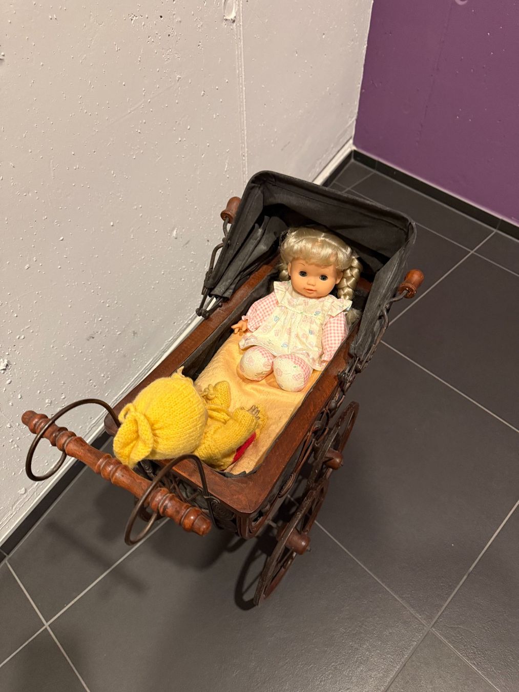 Carrozzine per bambole: antiker Puppenwagen mit 2 Puppen – Usato da Rothenburg venduto da Patri00 2