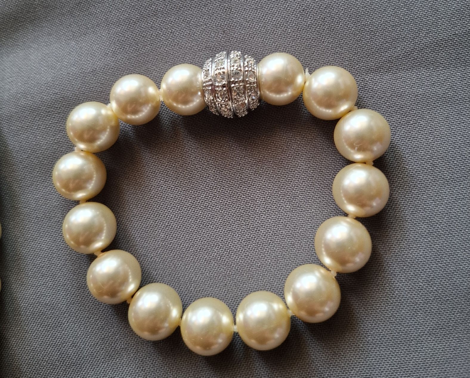 Colliers: Set - Perlenkette mit Armschmuck, Kunstperlen – D'occasion à Dietikon par Hirschkopf 2