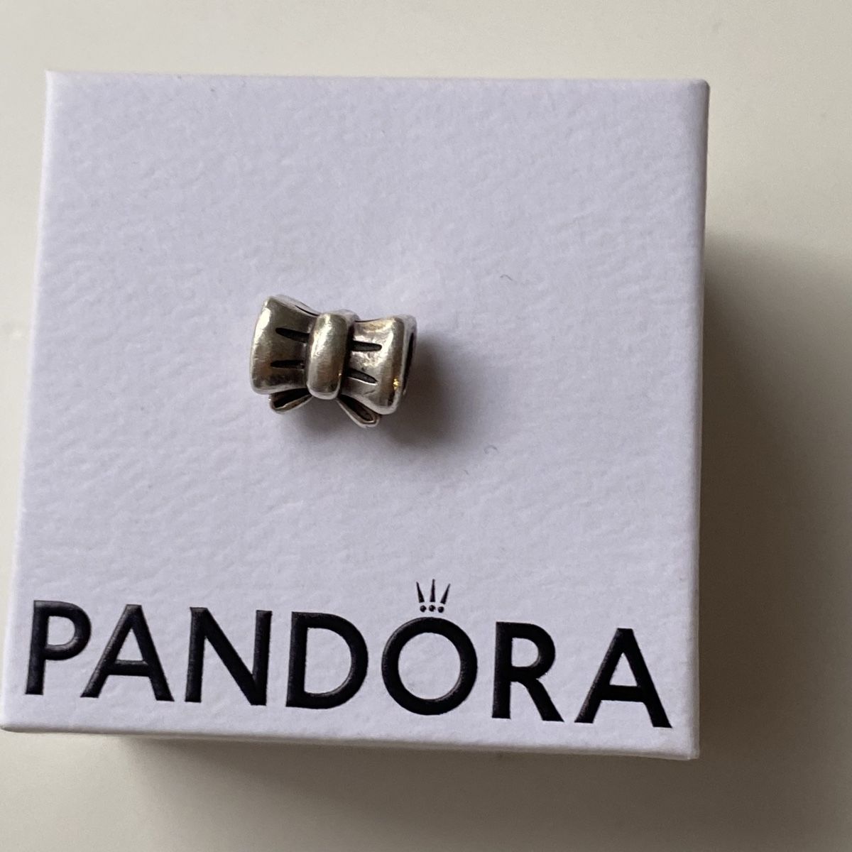 Pandora Anhänger: Pandora Schleife Charms – Gebraucht aus Givisiez von dor_xb9k 1
