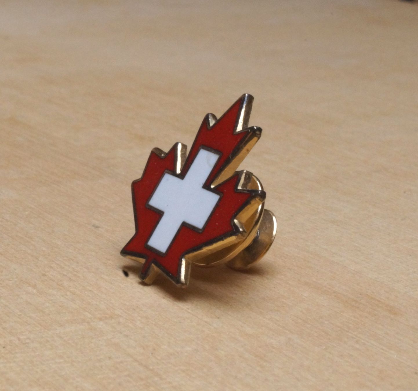 Placchette & Badge: Ansteck-Knopf Kanada mapel leaf mit Schweizerkreuz – Nuovo (secondo la descrizione) da Lenk im Simmental venduto da Ruedauph 1