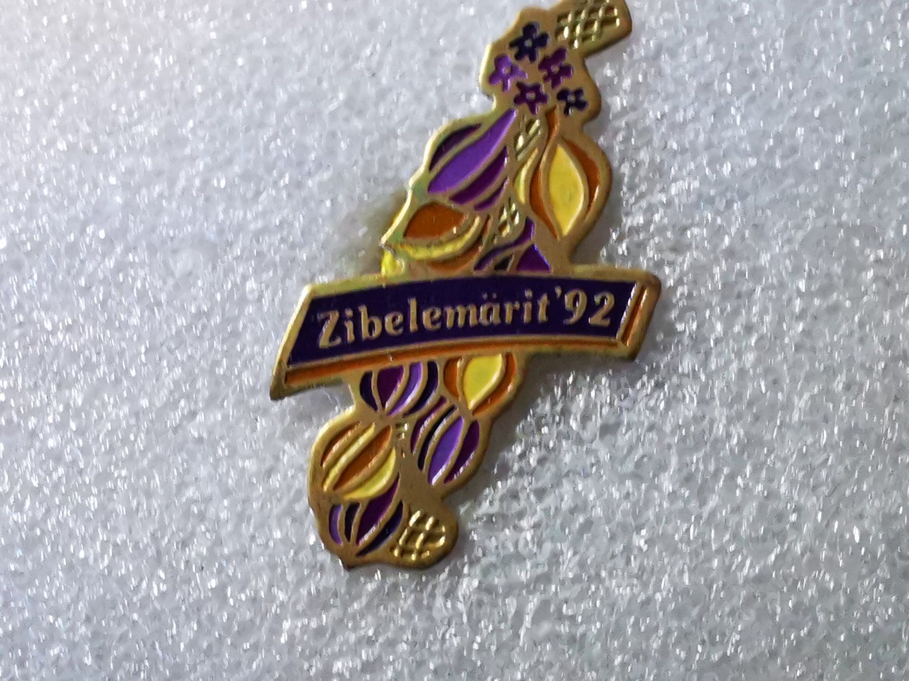 Placchette & Badge: Ansteckpin 26: Zibelemäri 92 – Usato da Oppligen venduto da Pin-Fall-Shop