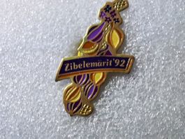 Ansteckpin 26: Zibelemäri 92