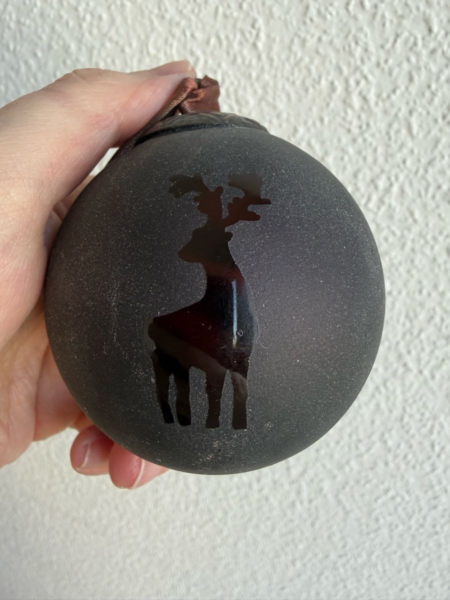 Alle Dekorationen: Schöne, matte Weihnachtskugel mit Hirsch – Gebraucht aus Zug von jan_2pzw