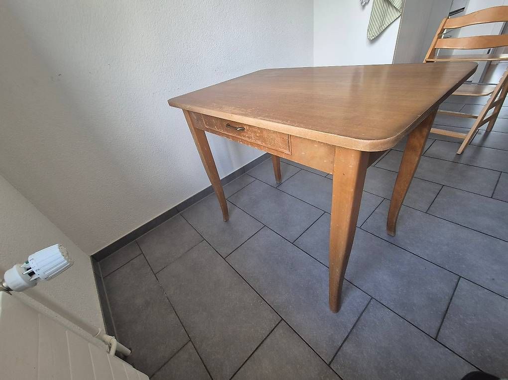 Tische: Kleiner Bastel- oder Arbeitstisch aus Holz – Gebraucht aus Niedergösgen von Perunasalaatti 4
