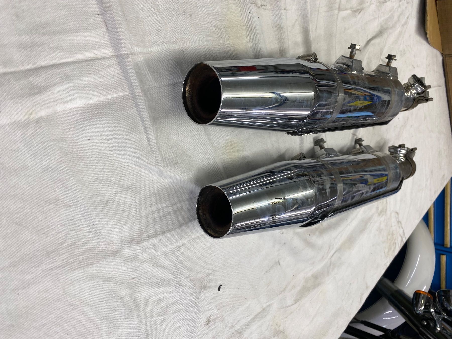 Harley-Davidson Sistemi di scarico: Auspufftöpfe Harley Davidson 64891 04A  2x – Usato da St.Gallen venduto da oehlins 1