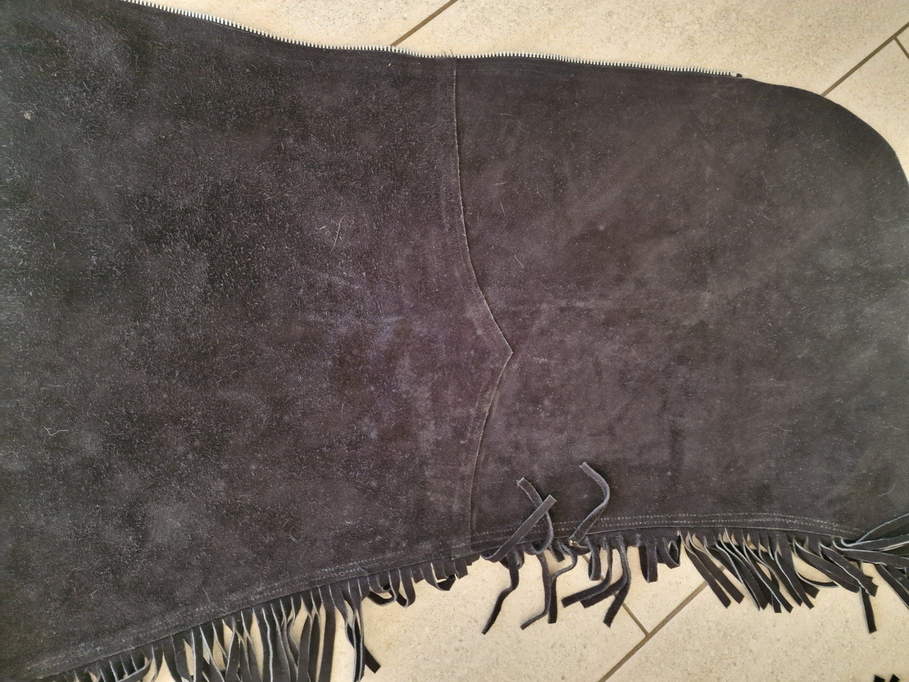 Pantaloni: schwarze Wildleder-Show-Chaps, ca. Grösse M – Usato da Diegten venduto da Eube 6