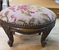 Fusshocker mit Blumenmuster Holz und Textil guter Zustand