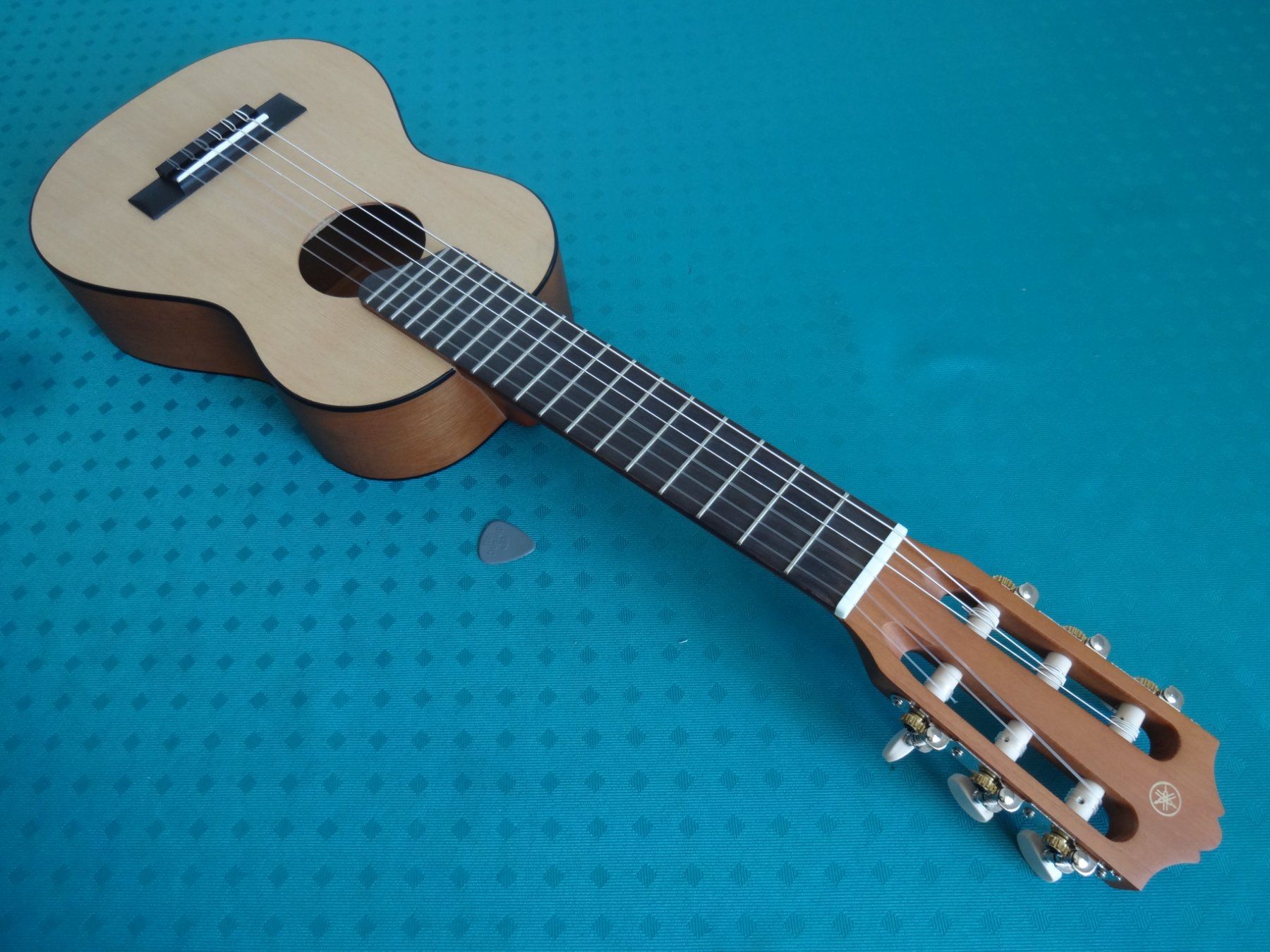 Yamaha Strumenti musicali: Yamaha GL 1 NT Guitalele Natural – Nuovo (secondo la descrizione) da Frauenfeld venduto da jaho13 1