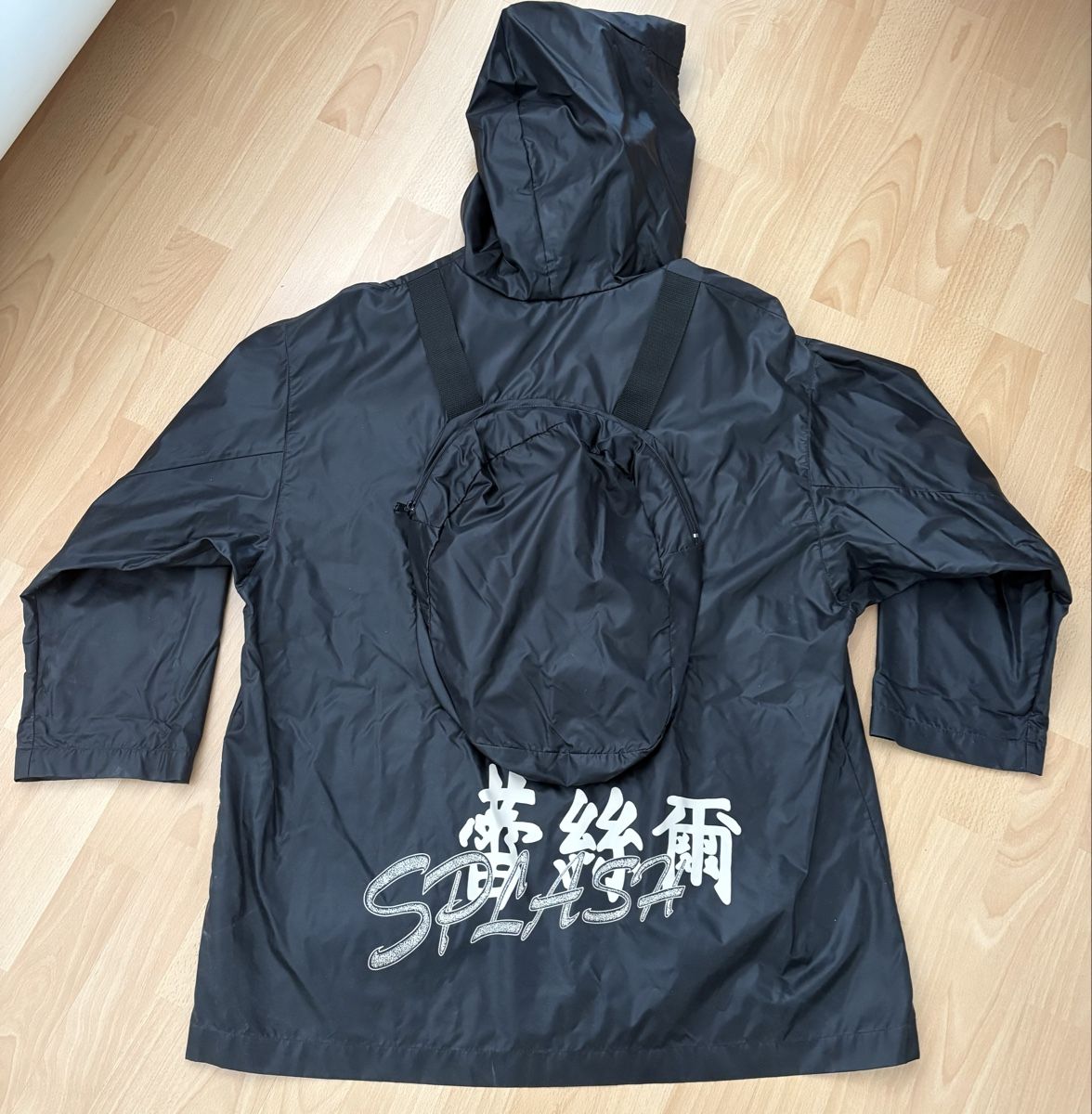 Giacche: Schwarze Regenjacke mit Rucksack Gr. 40 – Nuovo (secondo la descrizione) da Hünenberg See venduto da spartakus02 1