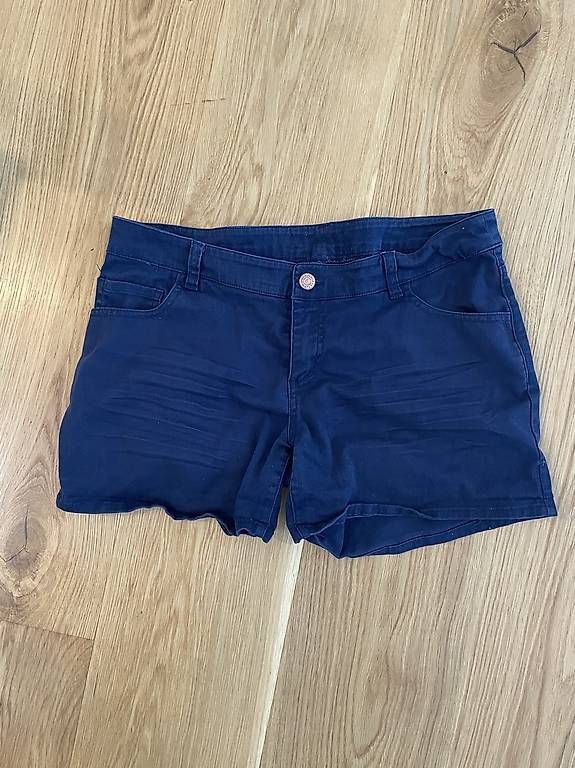 Pantaloni: Navy Blue Casual Shorts – Usato da Zürich venduto da carlottaf
