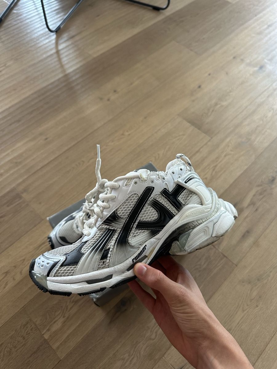 Balenciaga Scarpe da uomo: Balenciaga Runner White/Black – Usato da Seltisberg venduto da izz_8xth 4