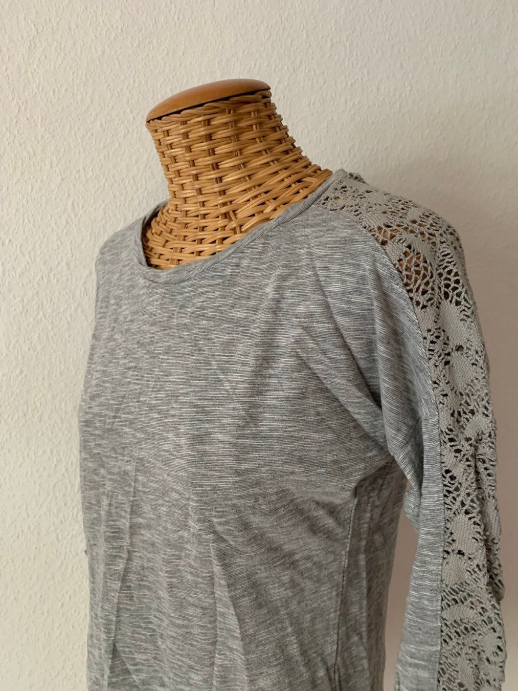 H&M T-Shirts: Oberteil hellgrau mit Spitze - XS – Gebraucht aus Zürich von Diazaio 1
