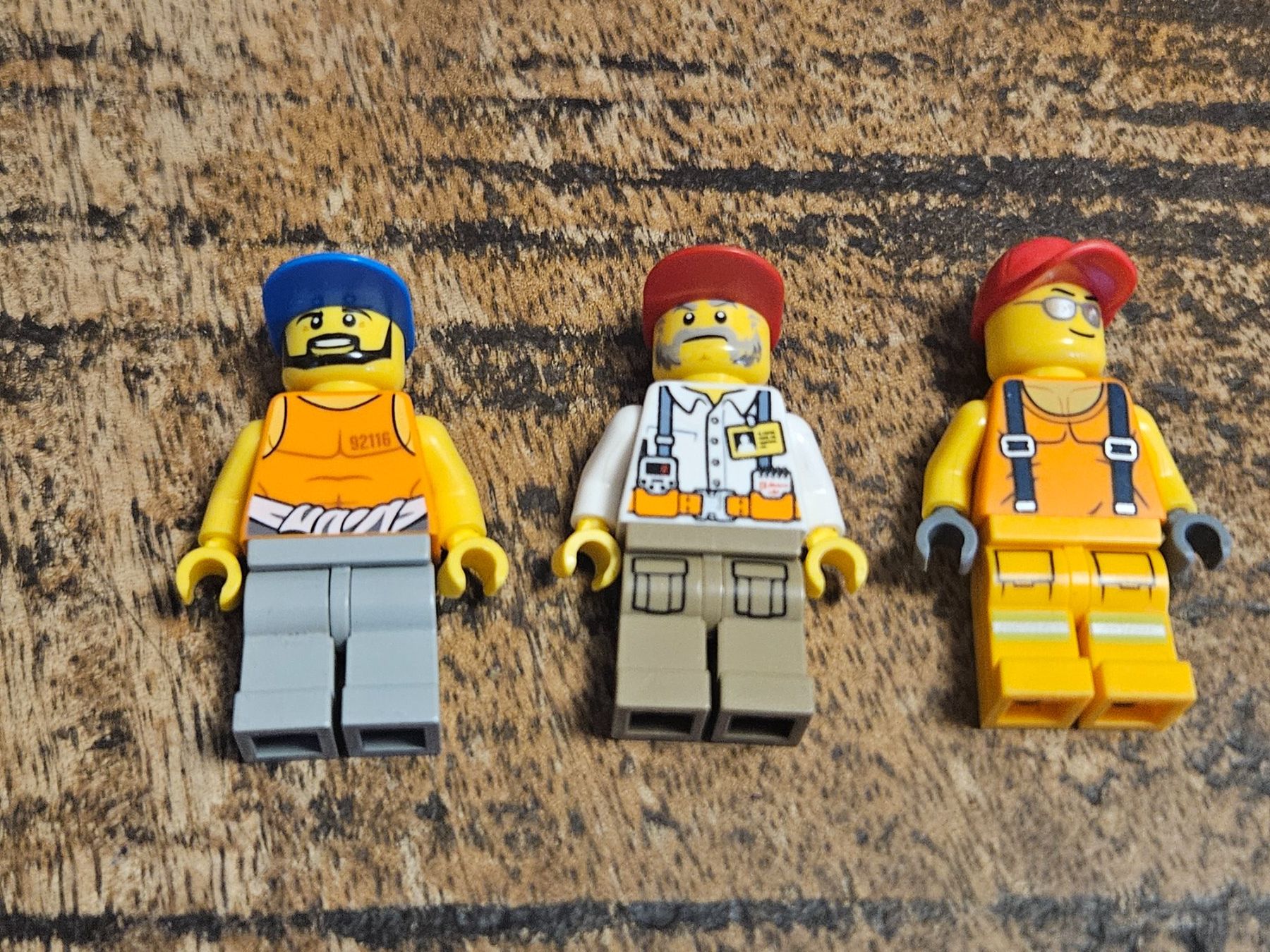 Lego Kit di costruzioni: lego lot de 3 figurines – Usato da Confignon venduto da Ecrofigs