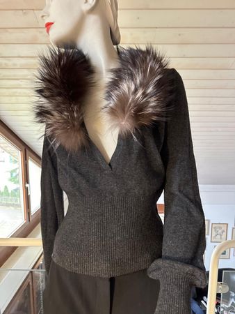 Spezieller Pulli mit Fuchskragen