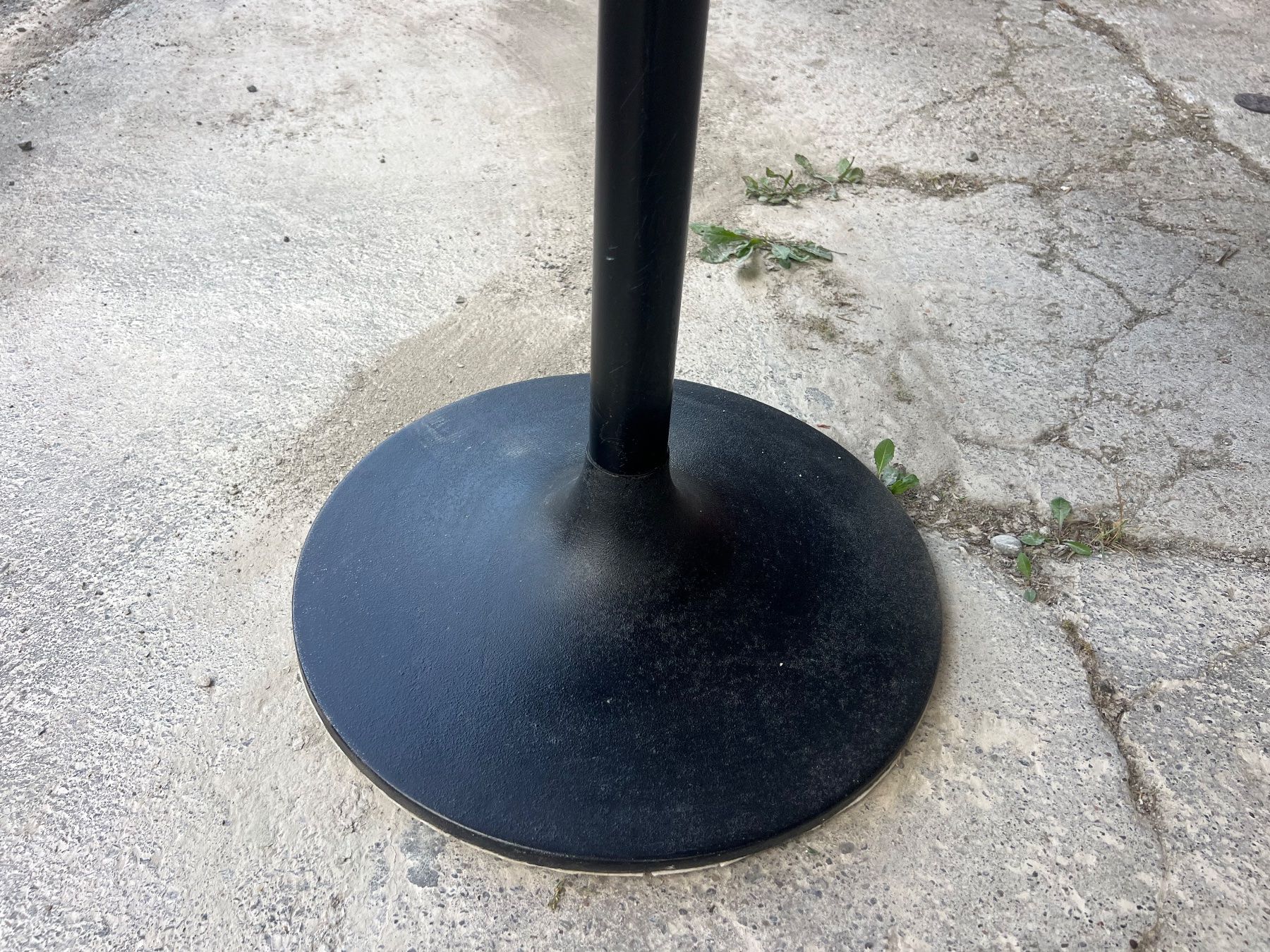Tavoli: Ovaler Holztisch mit Metallfuss – Usato da Otelfingen venduto da Yossi-68 6