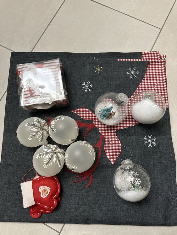 Weihnachtskugeln, Tischtuch und Girlande Kaufen auf Ricardo