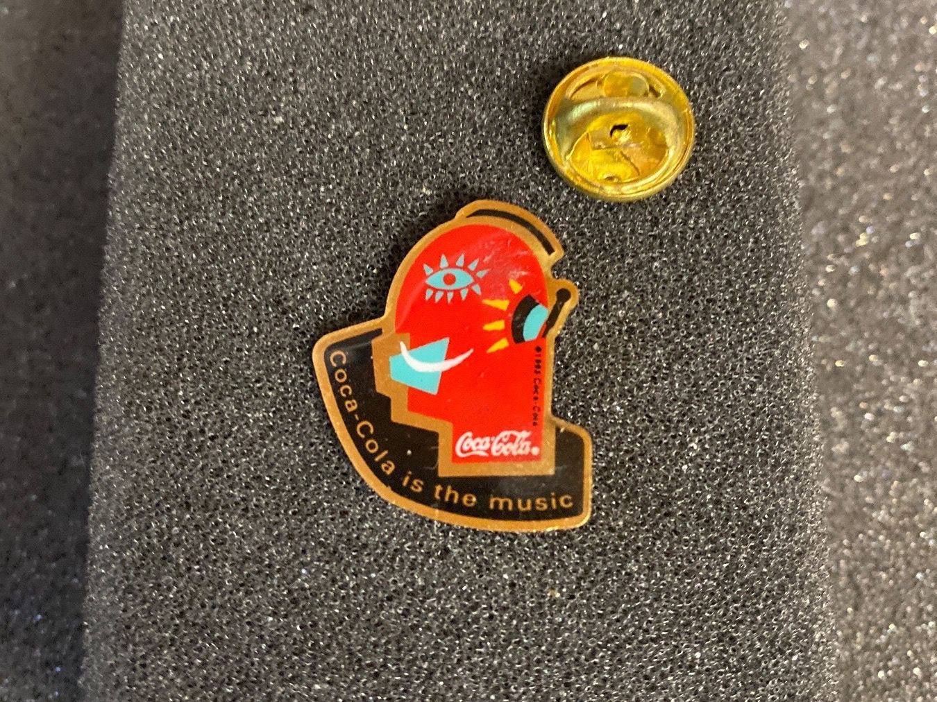 Coca-Cola Placchette & Badge: PIN'S - COCA COLA - IS THE MUSIC – Usato da Le Brassus venduto da cinema13