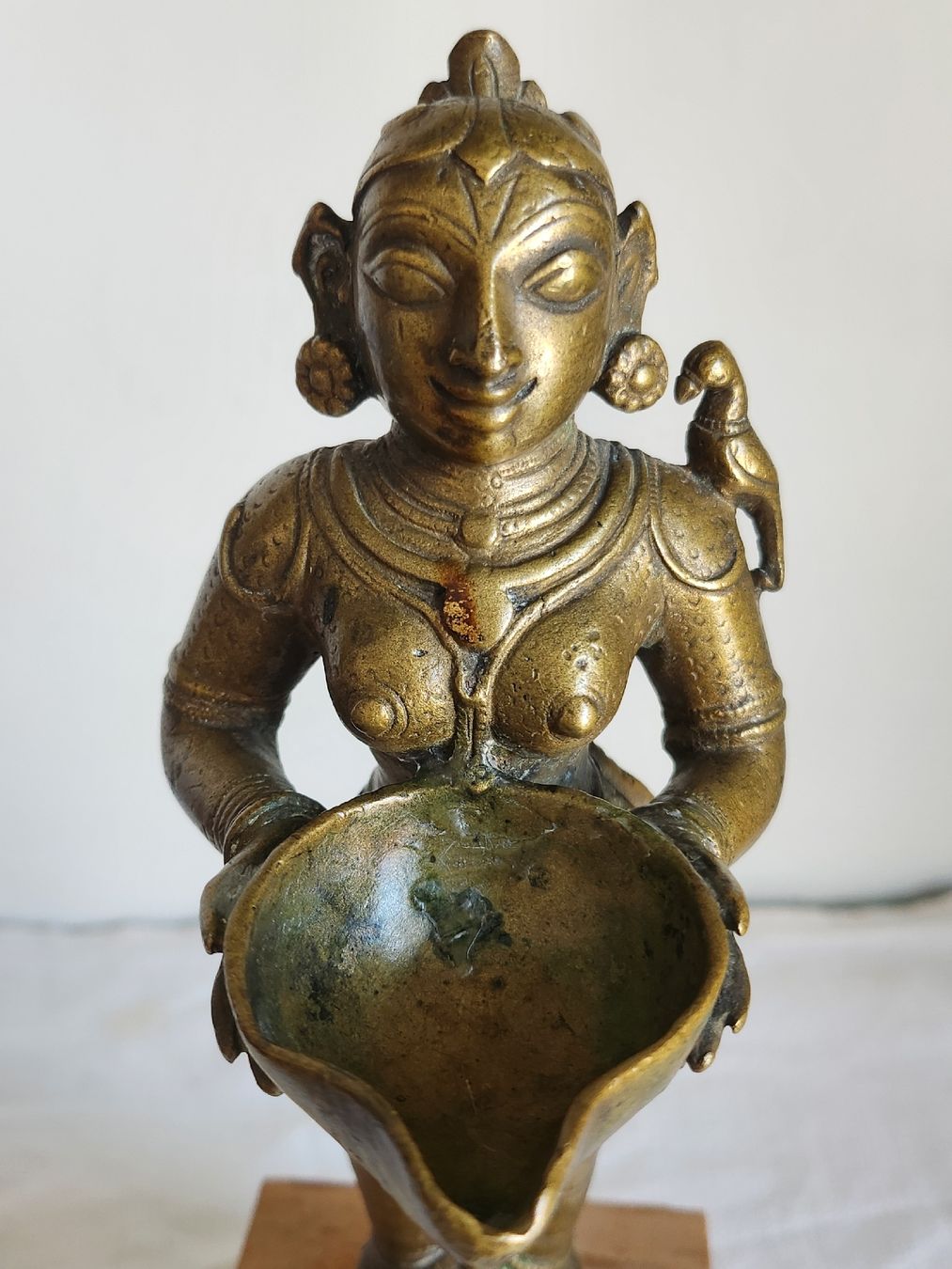 Statuette: Alte indische Tempeldienerin Devata Figur mit Räucherschale – Usato da Zürich venduto da BAENZERINO 4