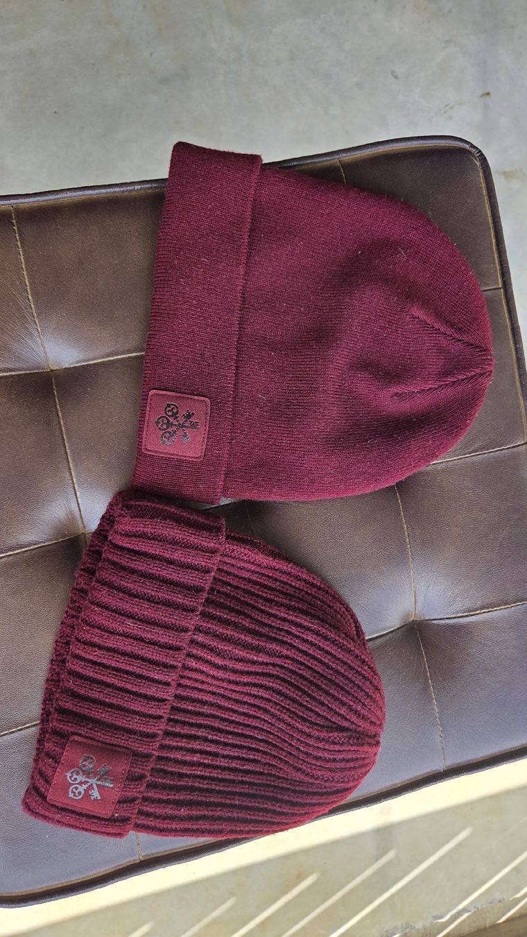 Stoffe: 2x Strickmützen dunkelrot von UBS – Neu (gemäss Beschreibung) aus Kreuzlingen von MeinKleinesAtelier