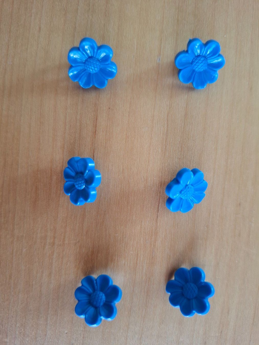 Bottoni: 6 Kunststoffknöpfe blaue Blümchen, Ösenknopf – Usato da Zürich venduto da Romi169 3