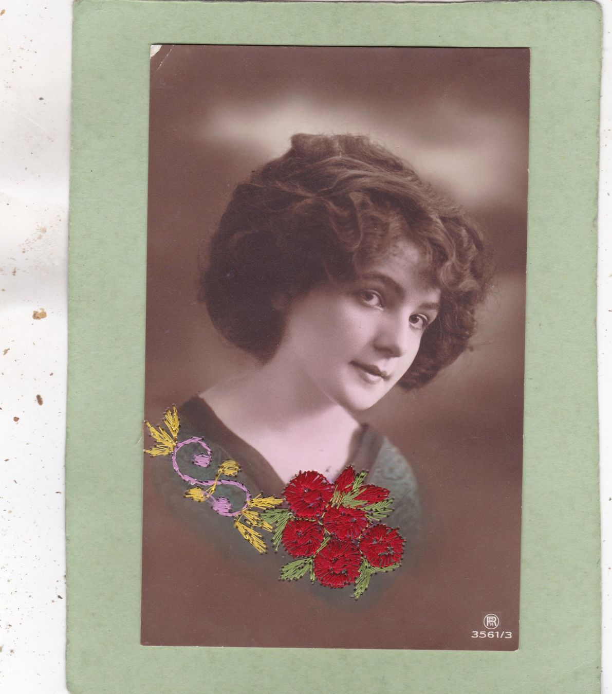 Cartoline postali: Kitsch Frau mit gesteckten Blumen 1912 – Difettoso da Herisau venduto da Lisegrat2008