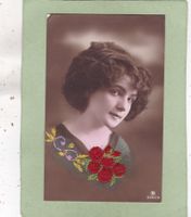 Kitsch Frau mit gesteckten Blumen 1912