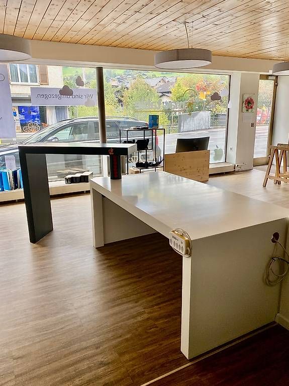 Schreibtische: Empfangs-Desk / Schreibtisch – Gebraucht aus Frutigen von Gideon 2