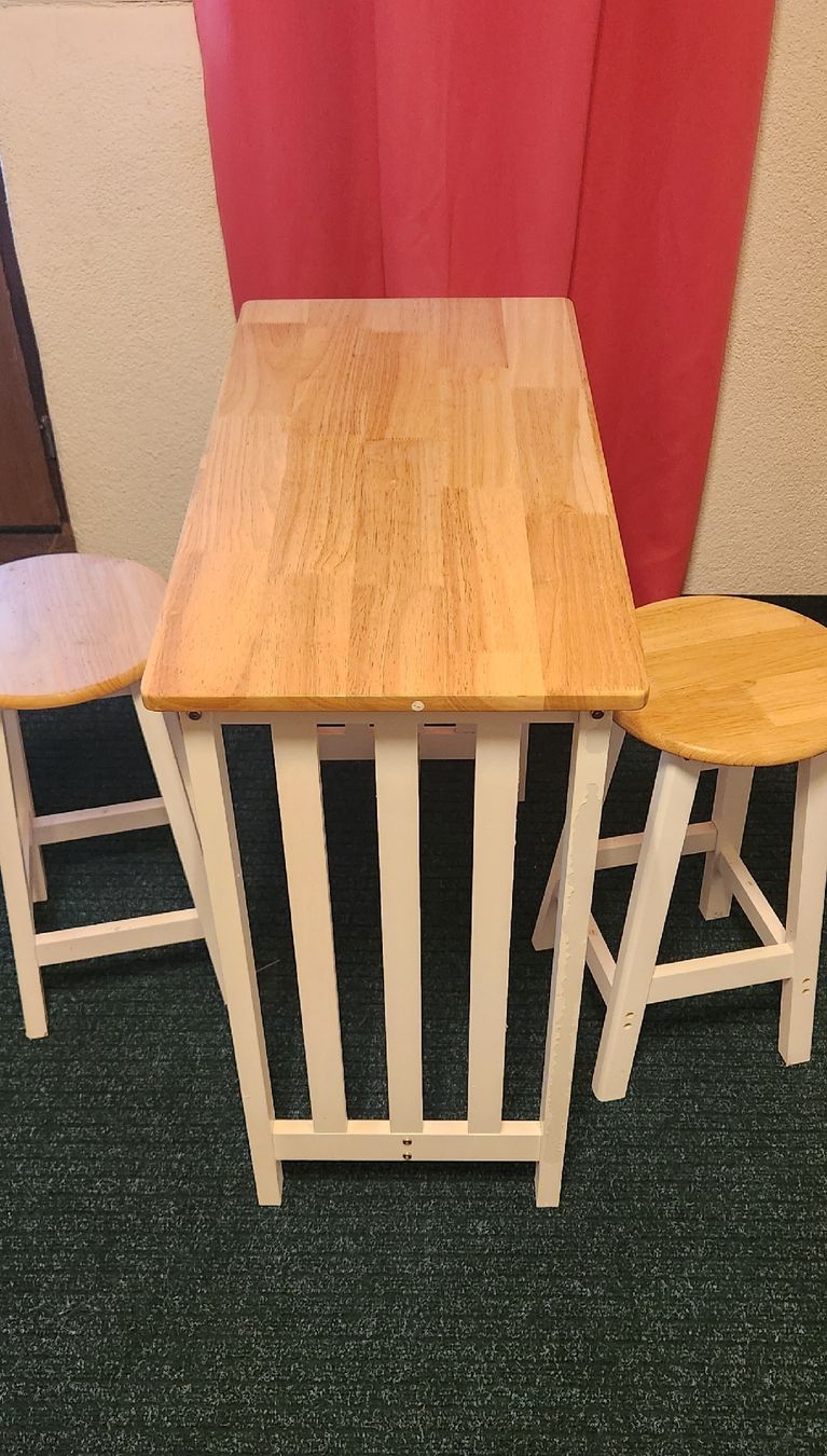 Tischset: Tischli mit 2 Hocker – Gebraucht aus Bonfol von mai_p9rx
