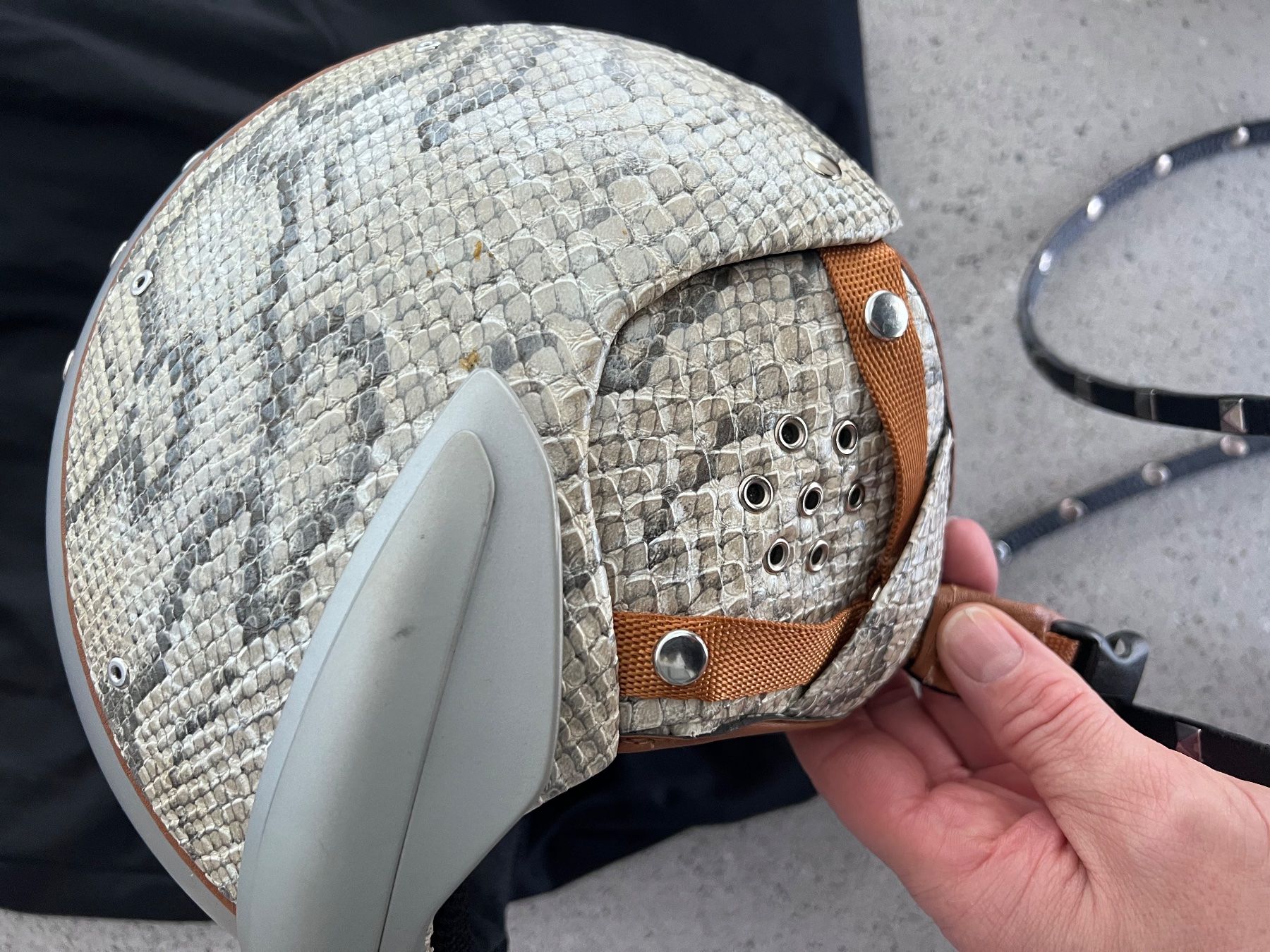 Caschi: Skihelm Indigo S/M mit Phytonleder – Usato da Richterswil venduto da Solemare47Nicole 4