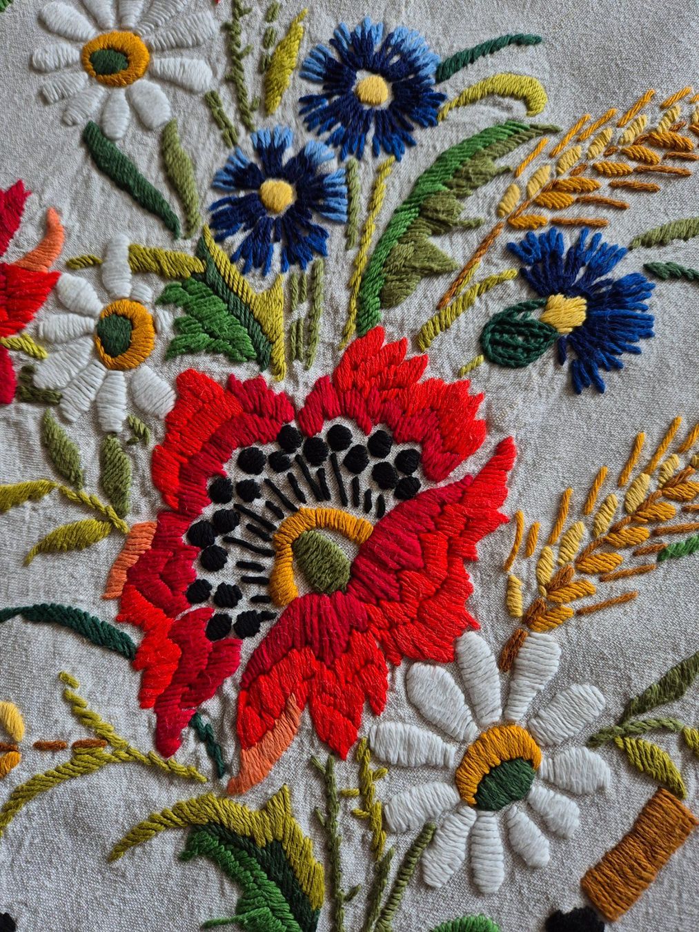 Altra biancheria da tavola: Wunderschöne bestickte Tischdecke, Handarbeit, Blumenmuster – Usato da Bern venduto da aronari 7