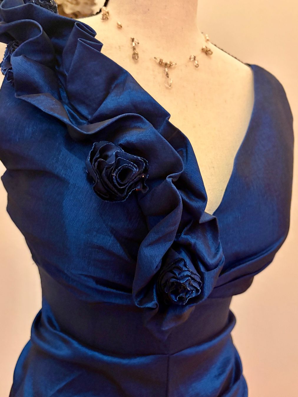 Vestiti: Abendkleid dunkelblau gerafft mit Blüten – Usato da Herisau venduto da Usuperman 2