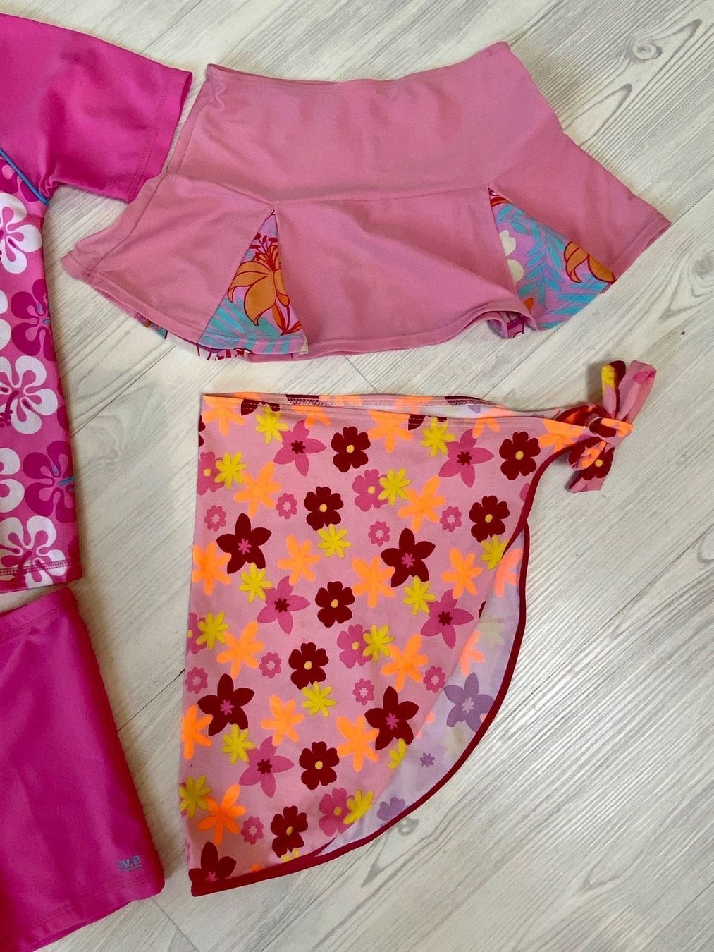 Badekleider & Bikinis: Riesen Mädchen Badeset Gr. 128 – Gebraucht aus Estavayer-le-Lac von Mimmy02 4