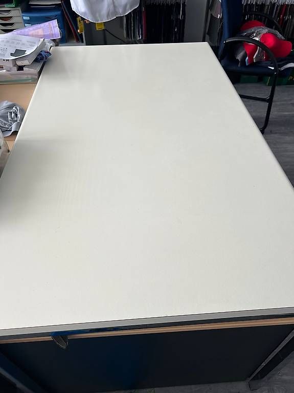 Tische: Tisch stabil – Gebraucht aus Zürich von Est-hi