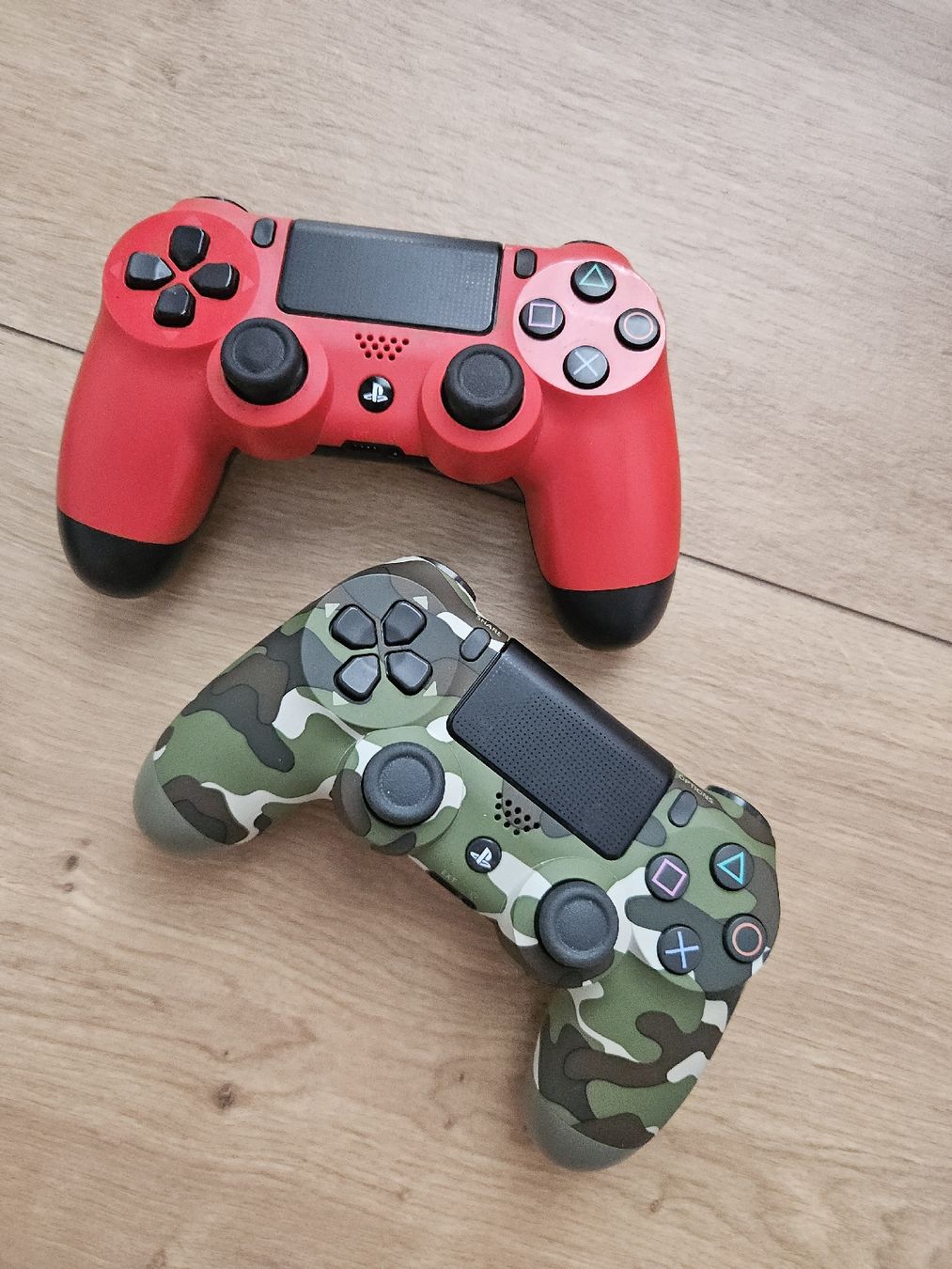 Sony Controller: 2 Sony PlayStation 4 Controller rot und Camouflage Set – Nuovo (secondo la descrizione) da Aadorf venduto da Kaeffling
