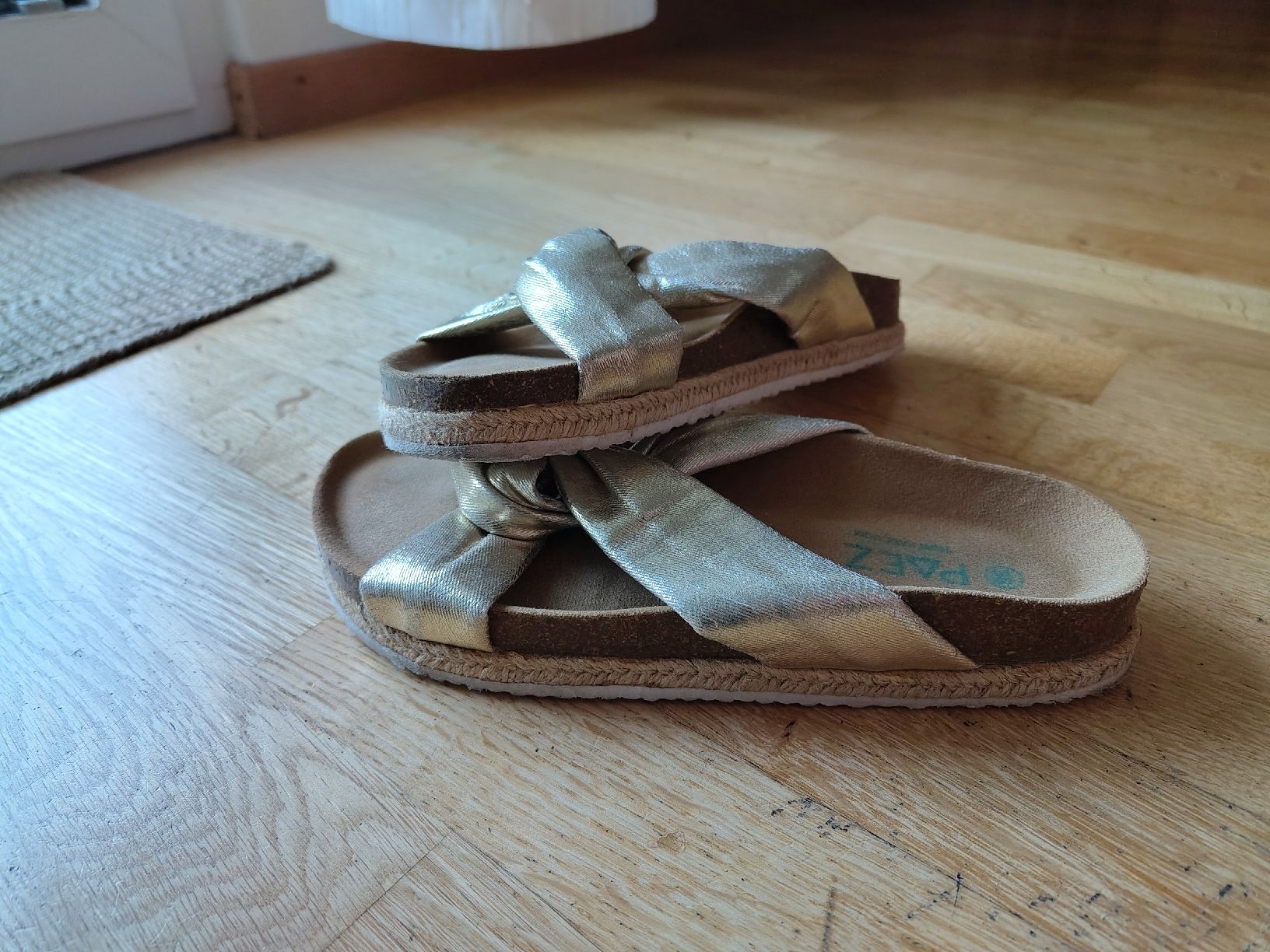 Chaussures femmes: goldigen Schlappen  – D'occasion à Ostermundigen par cam_f76v 1