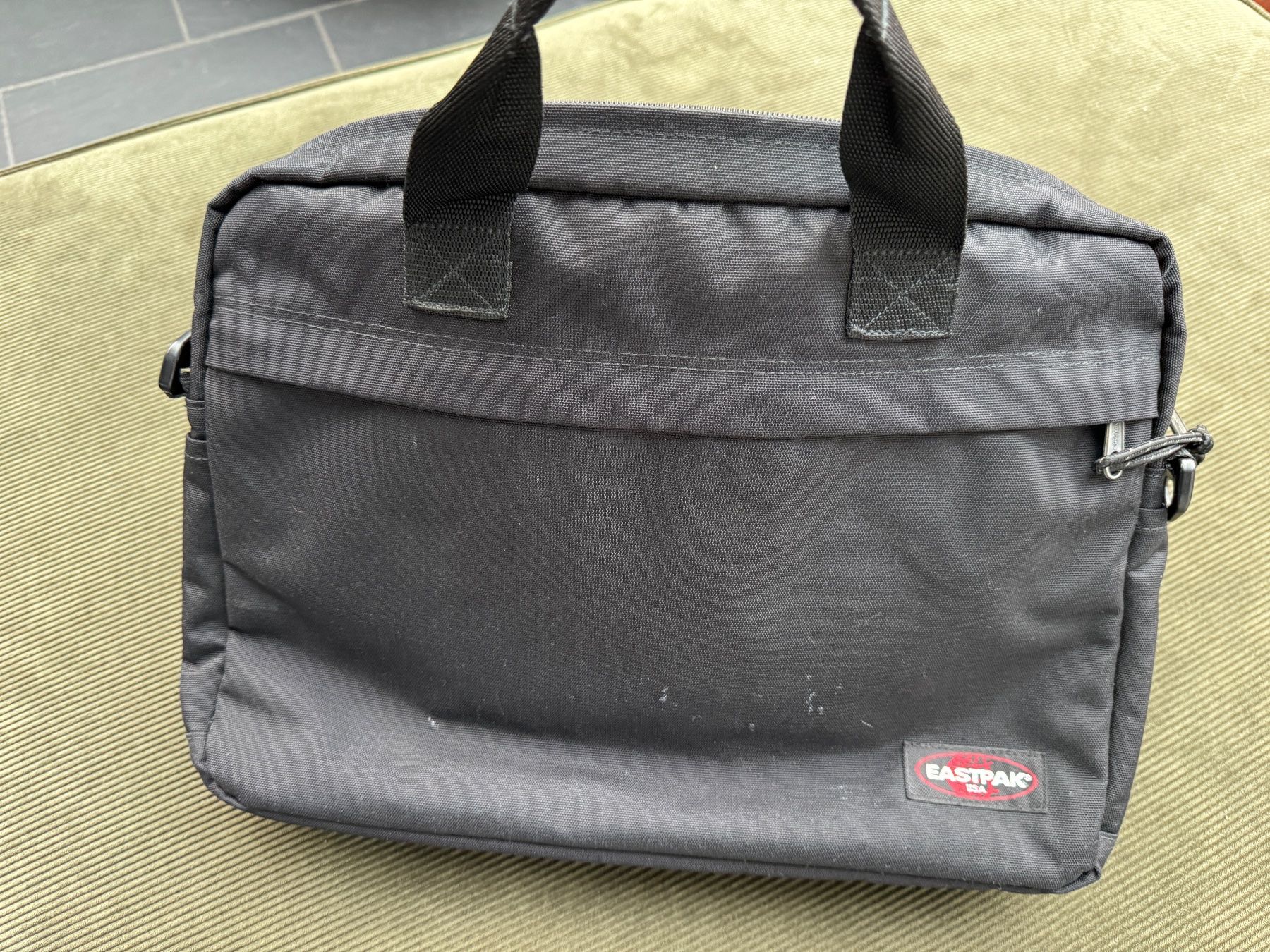 Eastpak Taschen: Laptop-Tasche EASTPAK REBOOT, schwarz – Gebraucht aus Bern von SMNSCHTZ 4