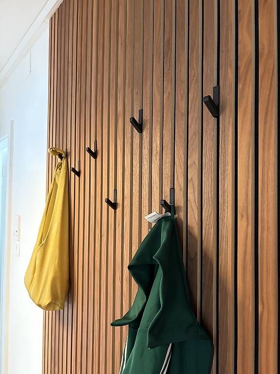 Guardaroba: Wandpaneele / Garderobe aus Holz – Usato da Zürich venduto da islabelllaleh 1