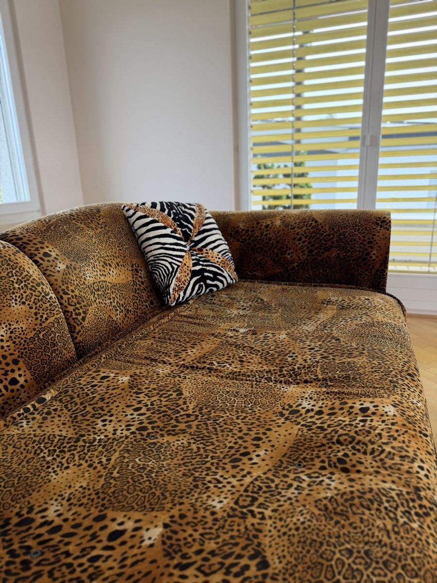 Sofas: Bretz Mammut Wildcat Leopard Sofa mit Glastisch – Gebraucht aus Düdingen von It-scale 6