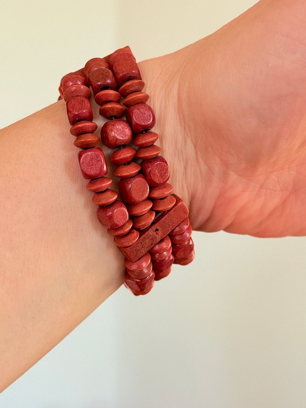 Bracciali & Braccialetti: Bracelet bohème en bois rouge – Nuovo e nell'imballaggio originale da Genève venduto da AWWA