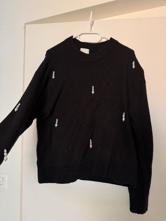Pull H&M noir avec perles décoratives 